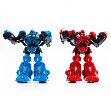Tarpusavyje kovojantys robotai mėlynas-raudonas