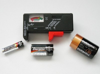 Įvairaus modelio baterijų tikrintuvas