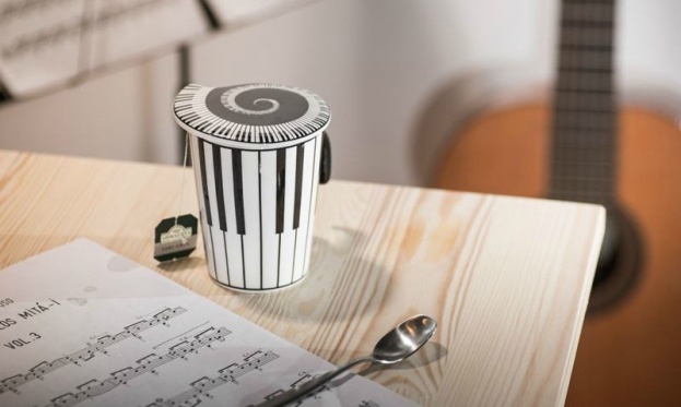 Išskirtinio dizaino porcelianinis puodelis su dangčiu "Muzika"