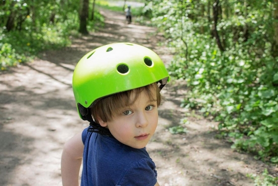 Vaikiškas apsauginis šalmas "Kinderkraft". Žalias