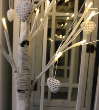 Baltas dekoratyvinis medis su LED diodais, 60 cm