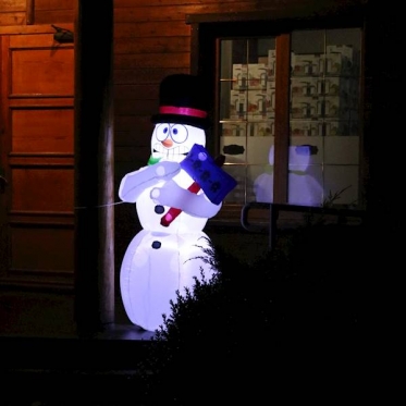 Pripučiama dekoracija su LED apšvietimu "Sniego senis", 1,8 m