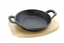 Ketaus keptuvė su mediniu padėklu, 15 cm Ketaus keptuvė su mediniu padėklu, 15 cm