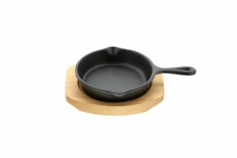 Ketaus keptuvė su mediniu padėklu, 10 cm Ketaus keptuvė su mediniu padėklu, 10 cm