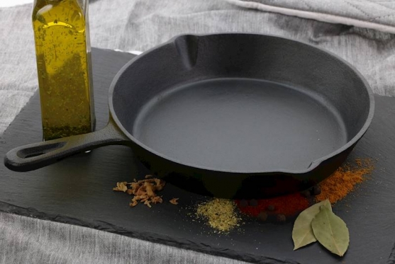 Tradicinio dizaino ilgaamžė ketaus keptuvė, 25 cm