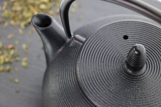Juodas japoniško stiliaus ketaus arbatinukas, 0,8 l
