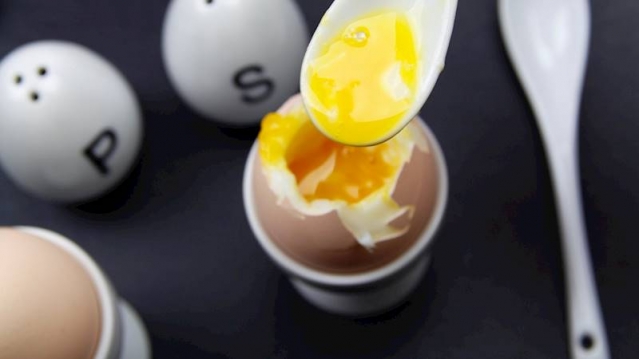 Porcelianinis rinkinys virtiems kiaušiniams serviruoti, baltas