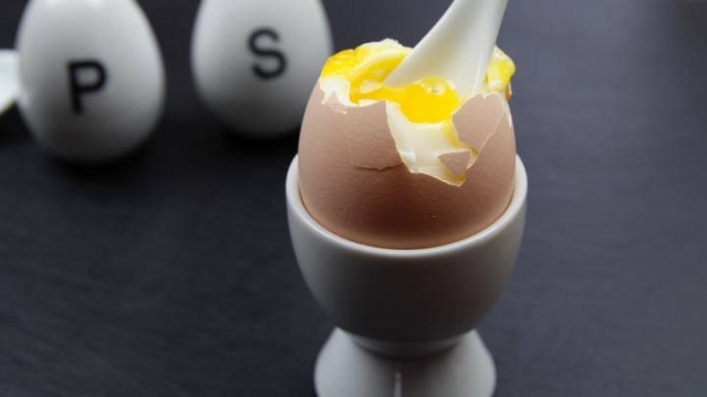 Porcelianinis rinkinys virtiems kiaušiniams serviruoti, baltas