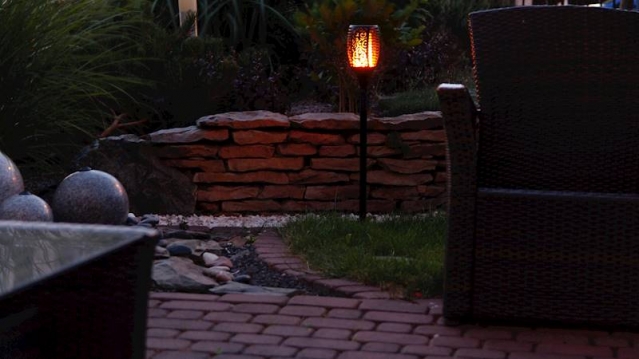 Įsmeigiamas LED šviestuvas su saulės baterija, 78 cm