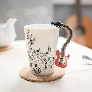 Puodelis su raudonos gitaros formos rankena, 250 ml