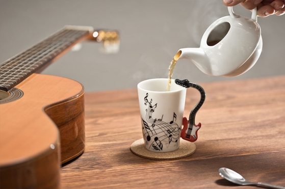 Puodelis su raudonos gitaros formos rankena, 250 ml
