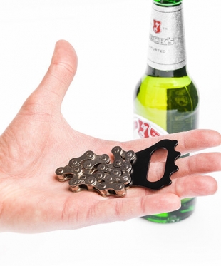 Butelių atidarytuvas su dviračio grandine