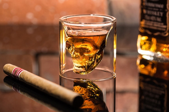 Kaukolės formos taurelė