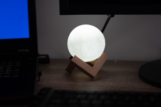 Įkraunamas LED šviestuvas "Mėnulis"