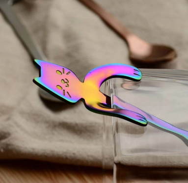 Nerūdijančio plieno šaukšteliai su kačiuko atvaizdu, 2 vnt (vaivorykštės spalvų)