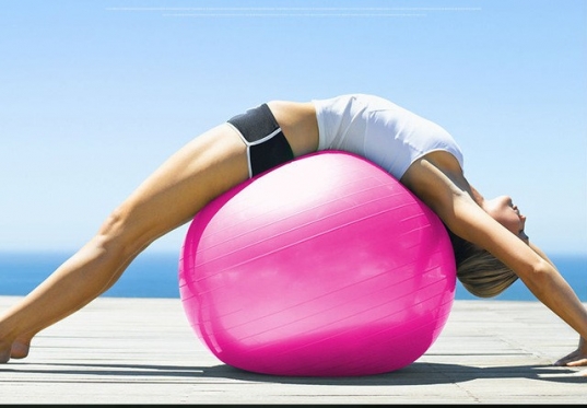 Pripučiamas guminis reabilitacijos kamuolys su pompa, Ø 75 cm (rožinis)