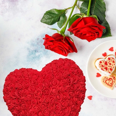 Širdelė iš dirbtinių rožės žiedų ir vėrinys, 30 x 14 x 29 cm