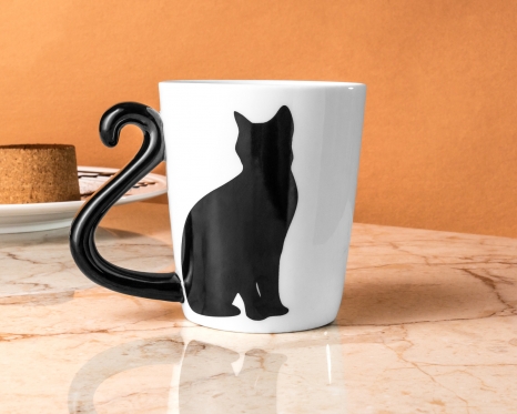 Katės puodelis su uodegos rankena